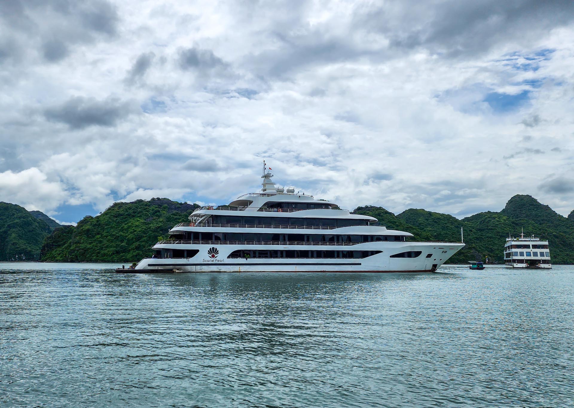 /fm/Files//Pictures/Ido Uploads/Asia/Vietnam/All/Ha Long Bay - Cruise Shot - NS.jpg